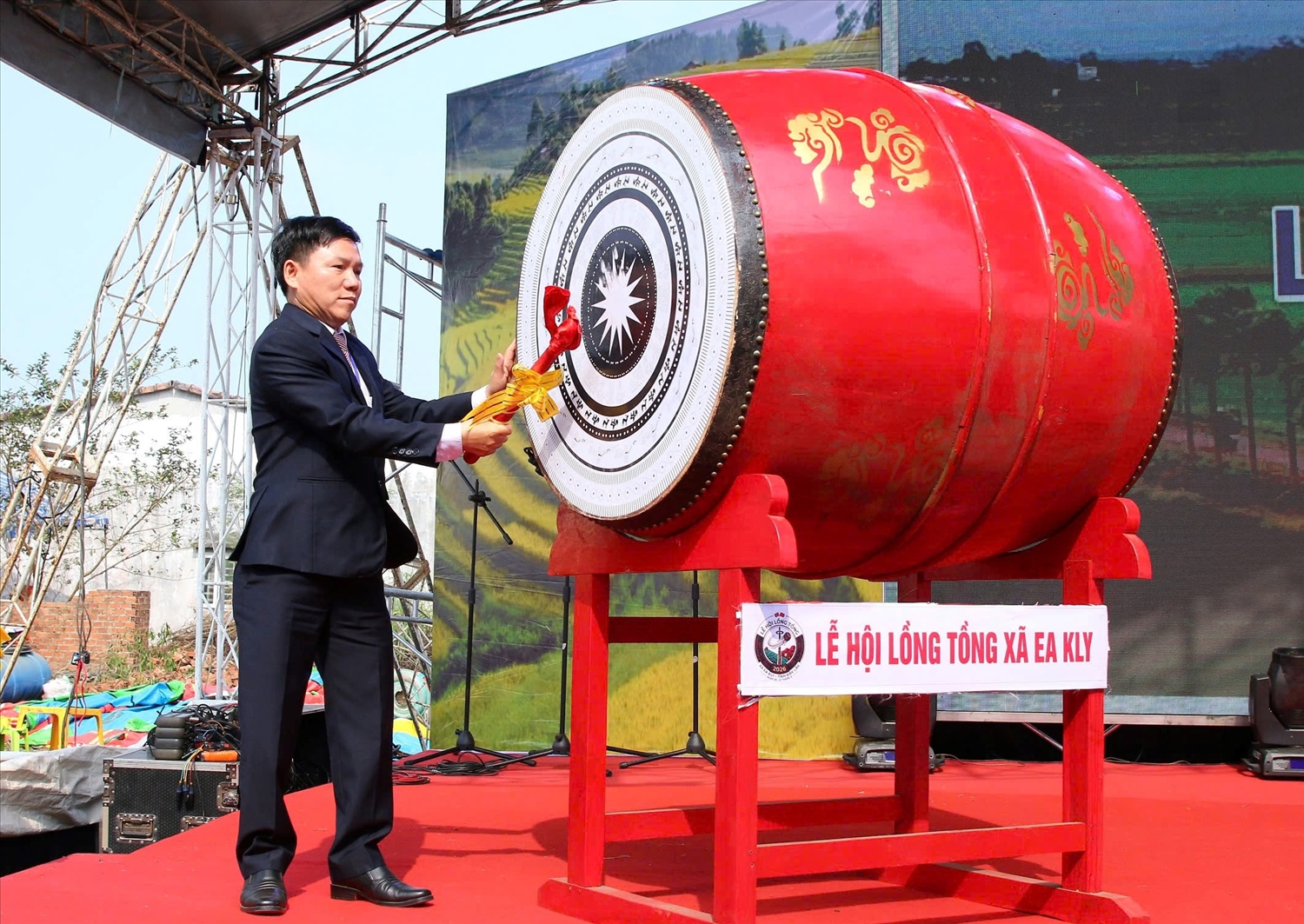 Ông Nguyễn Văn Hoan, Bí thư Đảng ủy xã Ea Kly đánh trống khai hội