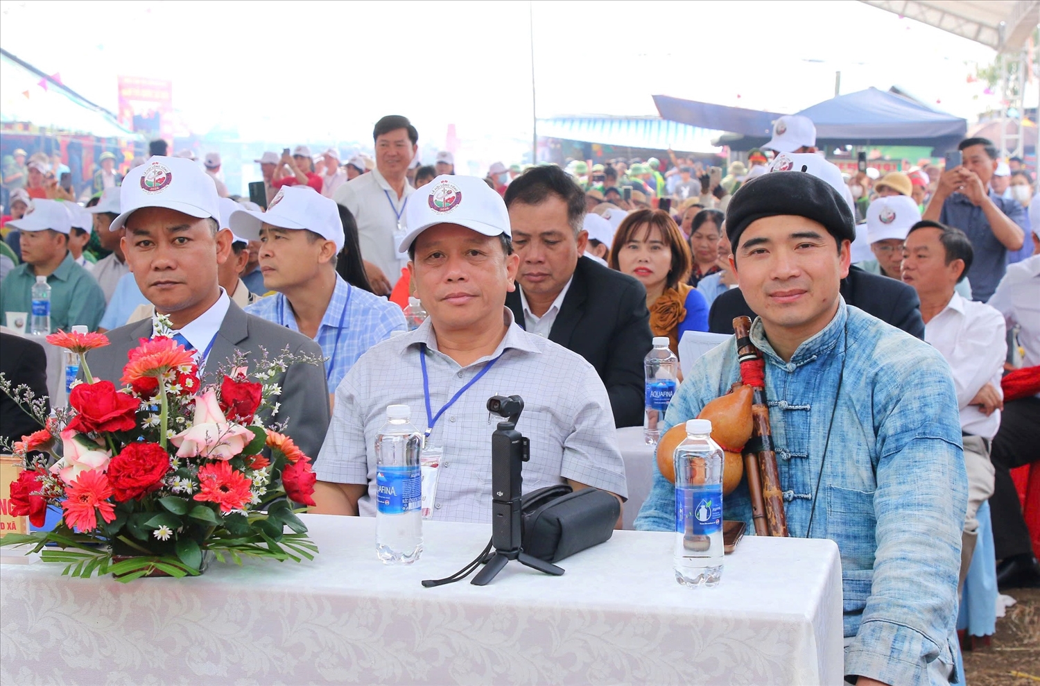 Đông đảo người dân và du khách đến lễ hội