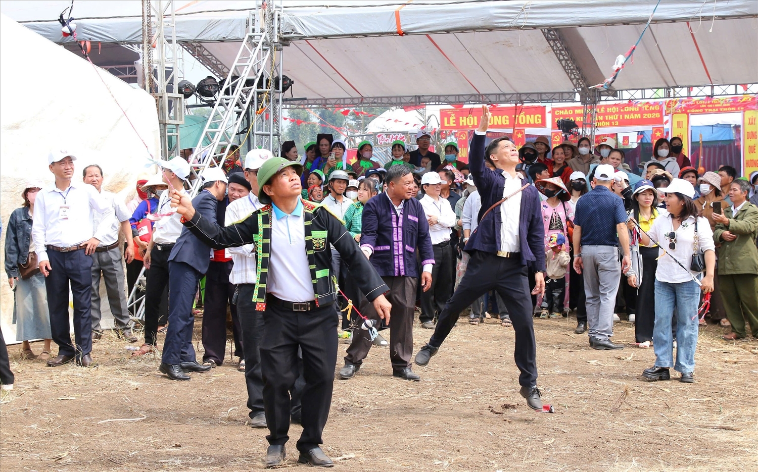 Người dân cùng du khách trải nghiệm trò chơi ném còn