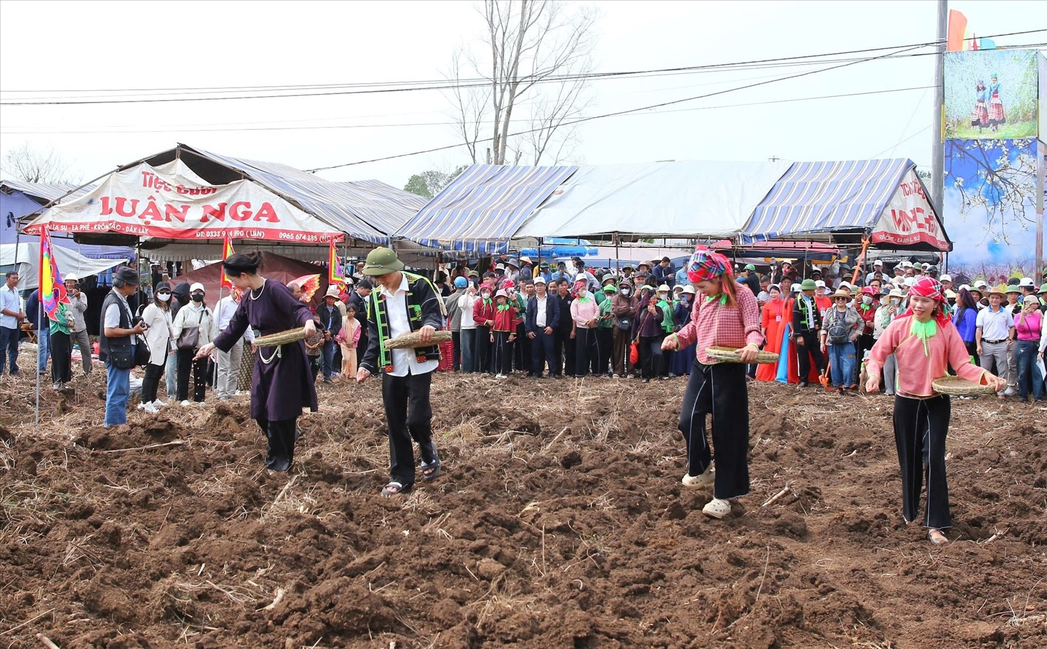 Nam thanh nữ tú dân tộc Tày, Nùng gieo hạt với niềm tin một năm mới no đủ, bình an