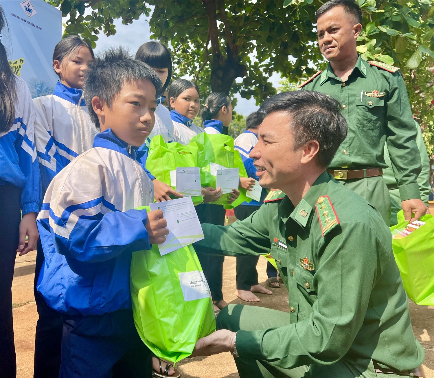 Đại diện Bộ đội Biên phòng tỉnh Gia Lai trao quà động viên học sinh DTTS có hoàn cảnh khó khăn
