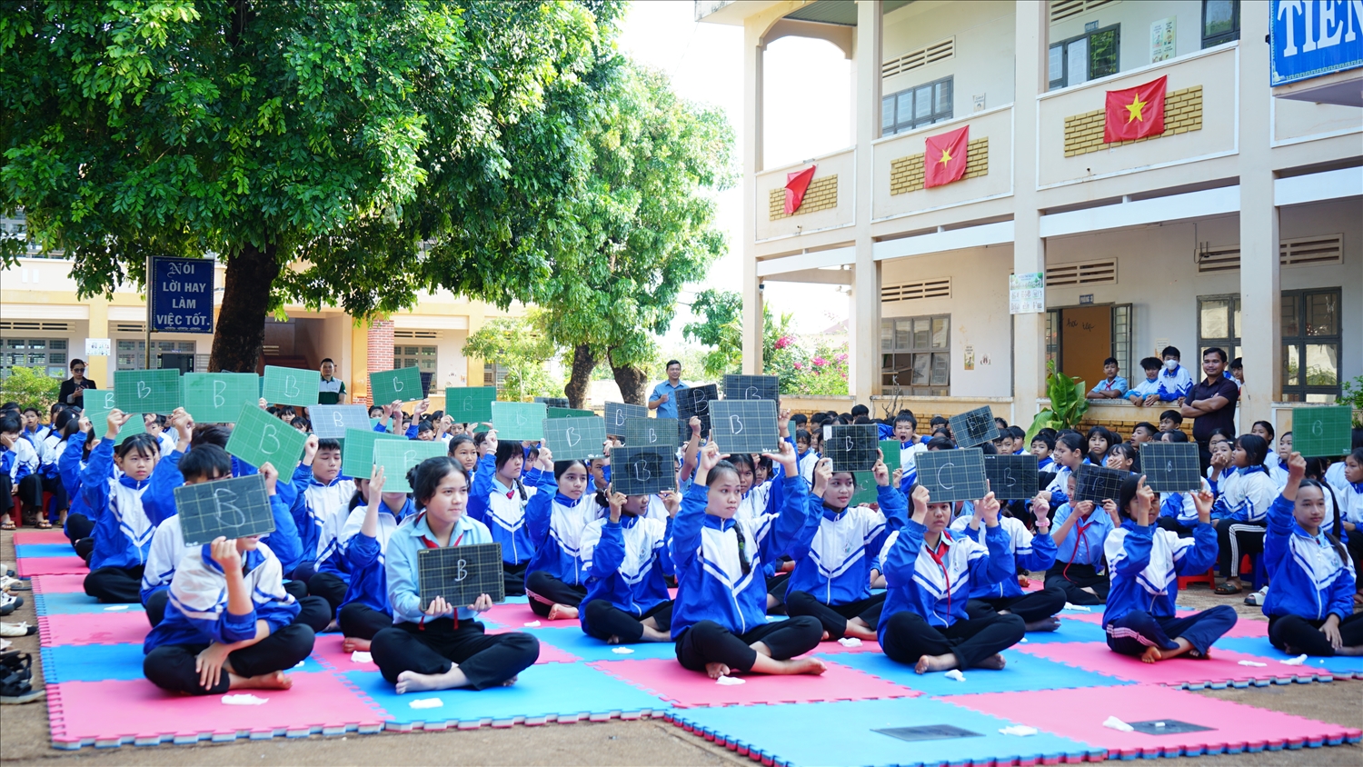 Các em học sinh sôi nổi tham gia Hội thi Rung chuông vàng