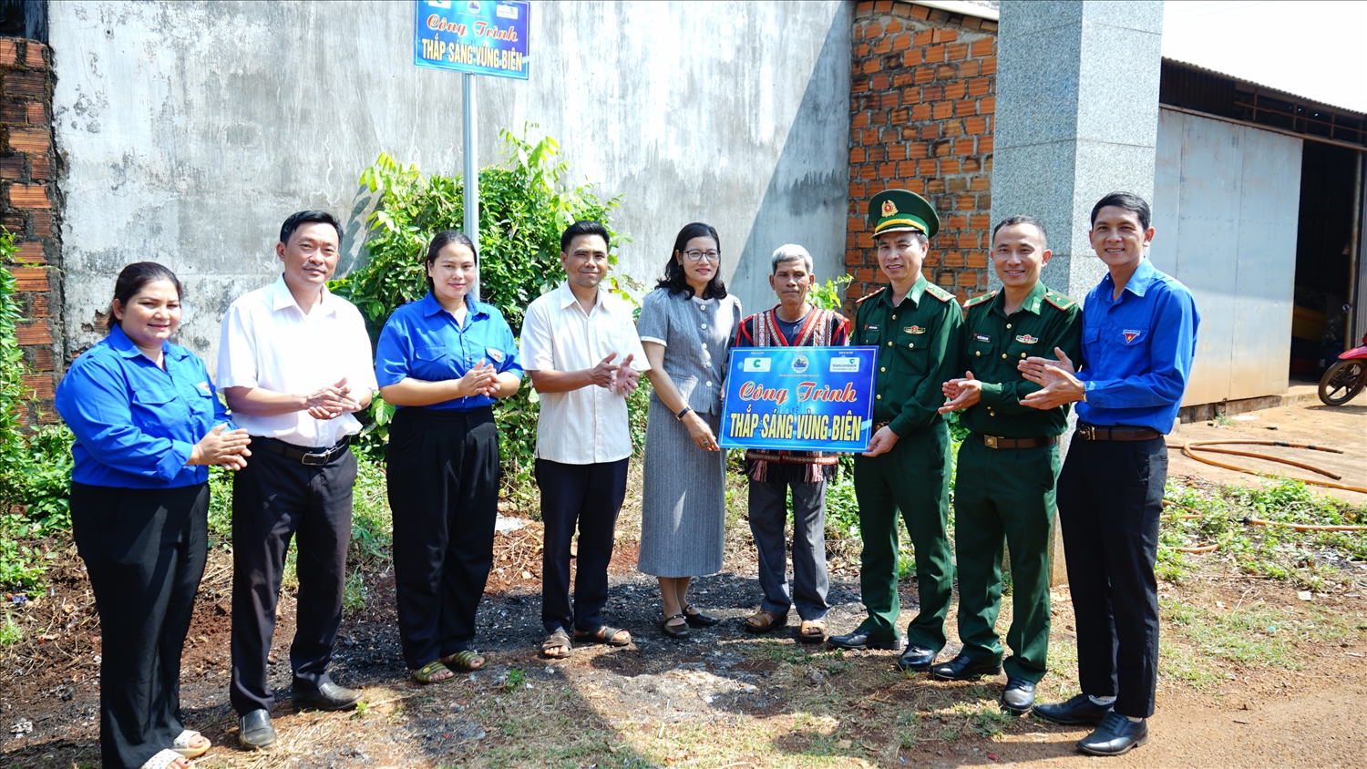 Bộ đội Biên phòng tỉnh trao tặng “Công trình Ánh sáng vùng biên” cho người dân làng Triêl