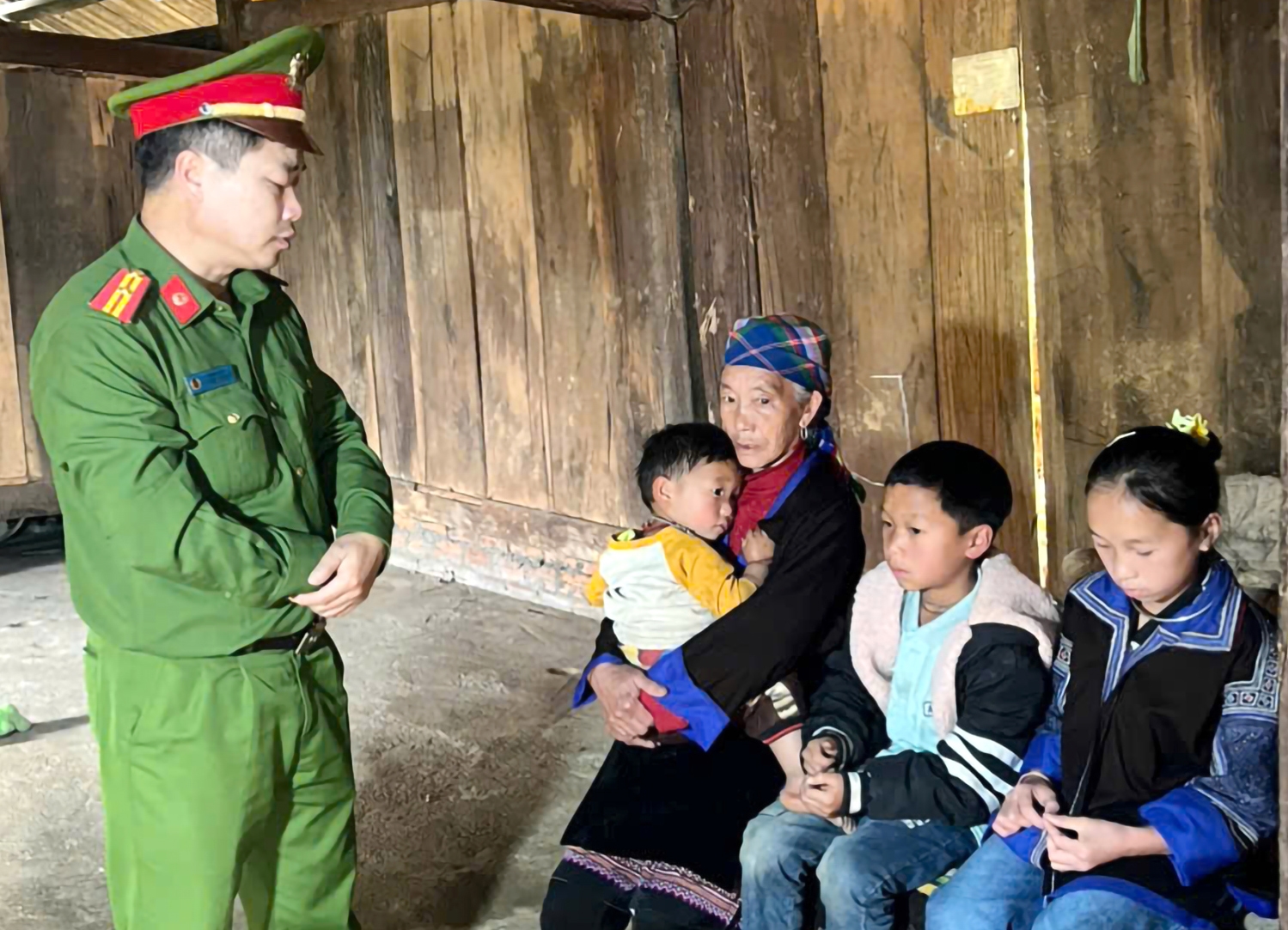 Đại diện Công an xã Mù Cang Chải đến thăm hỏi, trò chuyện và động viên bốn bà cháu. 