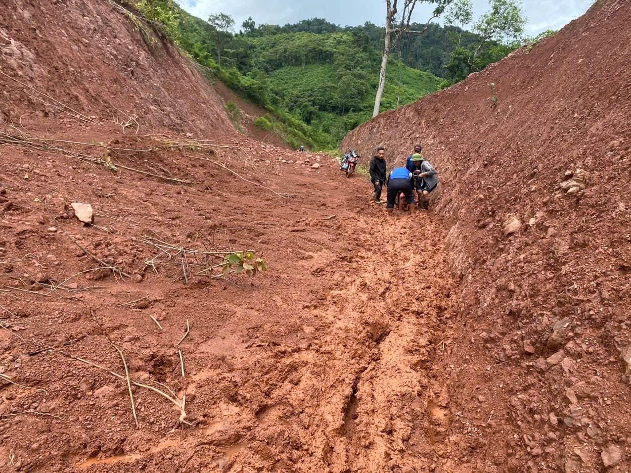 Đường vào Trường Mầm non Huổi Lếch, xã Mường Nhé, tỉnh Điện Biên vẫn là đường đât