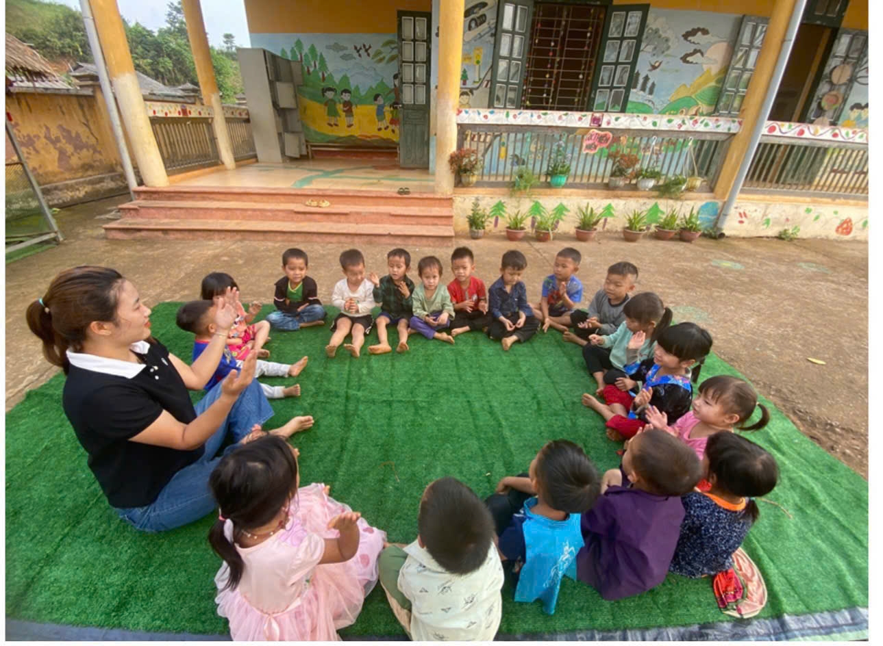 Cô giáo Lì Mì Lé cùng các em học sinh