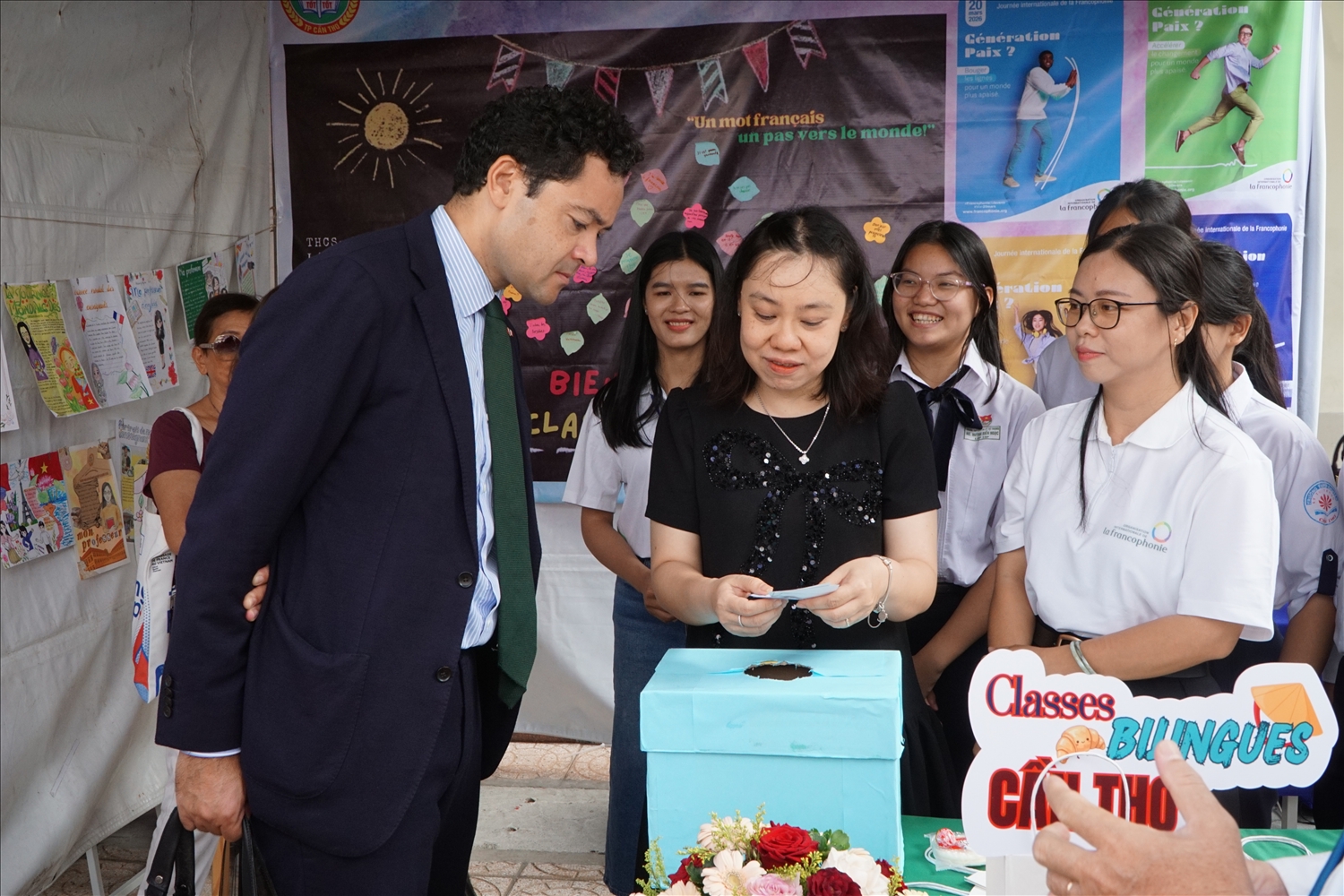 Ngài Etienne Ranaivoson - Tổng Lãnh sự Cộng hòa Pháp tại TP. Hồ Chí Minh tham quan các gian hàng trưng bày trong không gian ngày hội