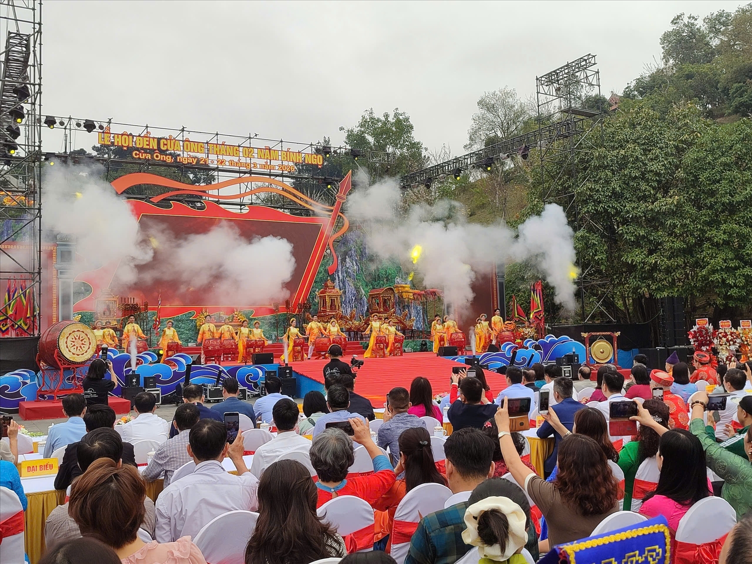 Lễ hội đền Cửa Ông thu hút đông đảo người dân và du khách thập phương 