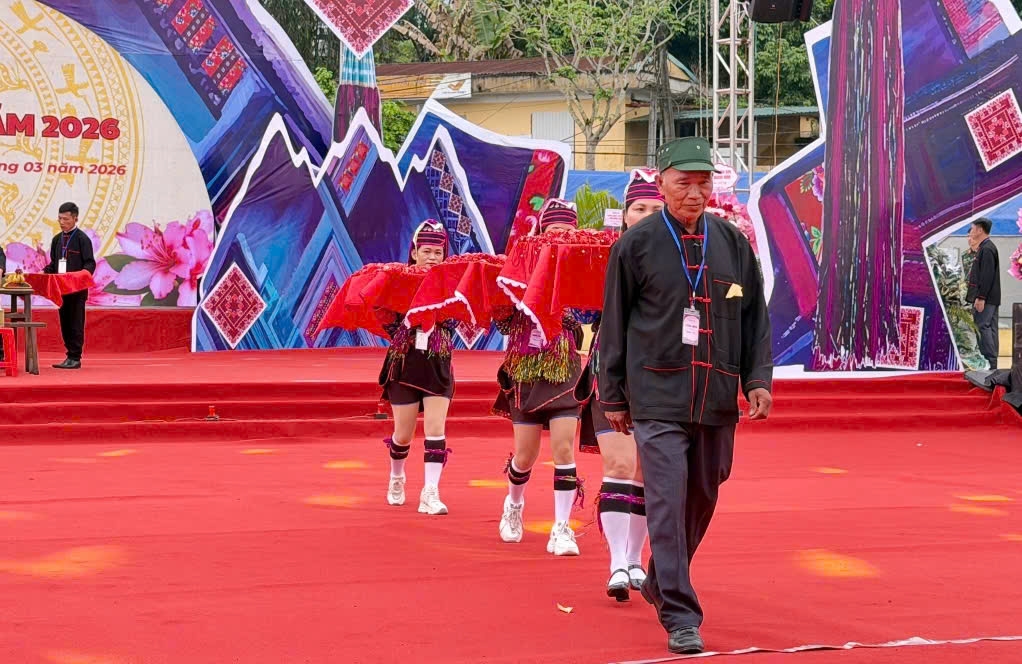 Túi thơm như lời chúc bình an, may mắn cho người dân và khách du lịch