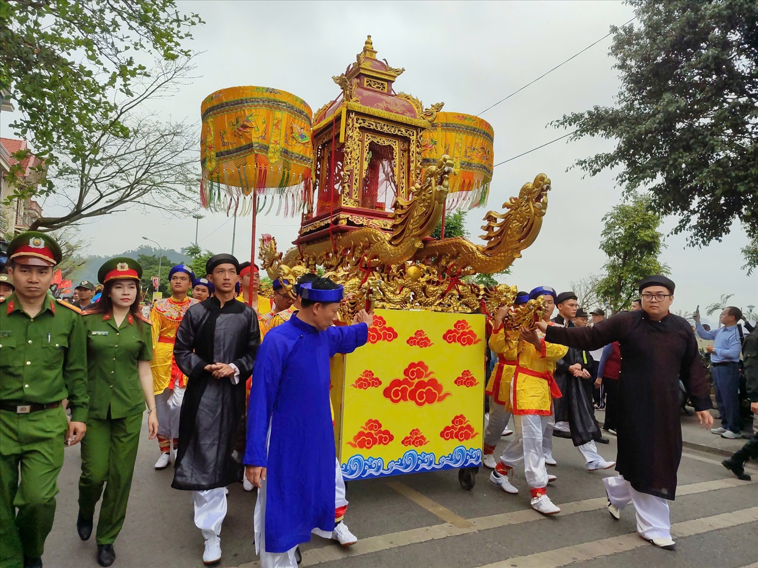 Các đoàn rước được tổ chức đồng thời trên bộ và trên biển