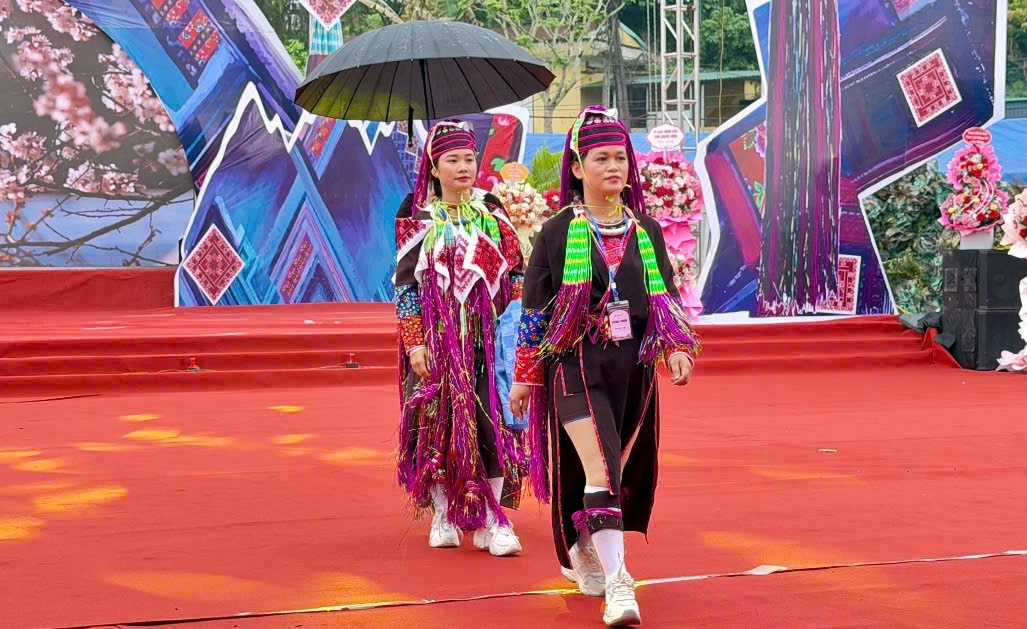 Phần thi trình diễn trang phục truyền thống