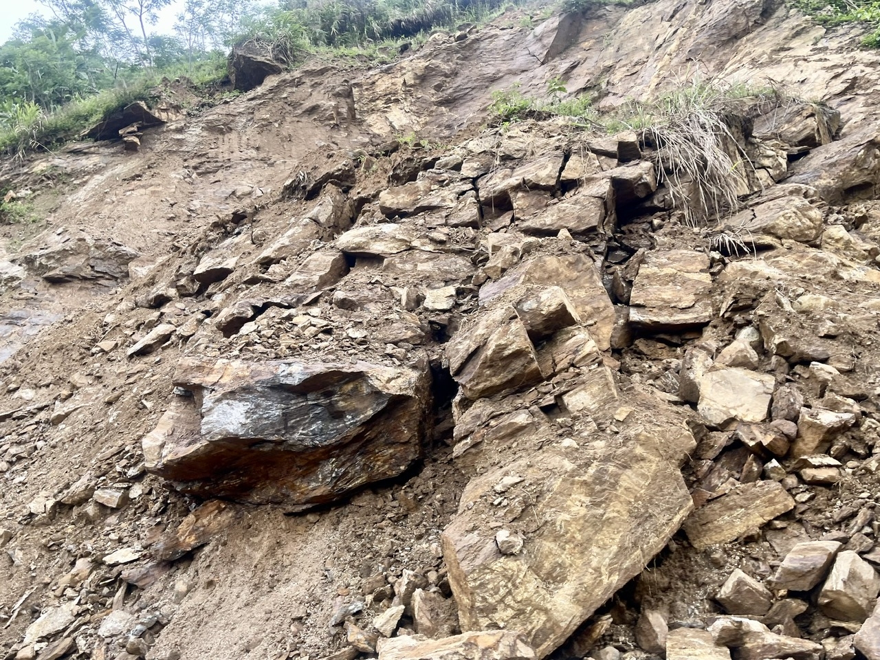 Những chiếc bẫy đá như chực tràn xuống đường, tiềm ẩn nguy hiểm cho người tham Những chiếc bẫy đá như chực tràn xuống đường, tiềm ẩn nguy hiểm cho người tham gia giao thông. đoạn qua xã Trà Linh (Ảnh Huy Trường)gia giao thông. (Ảnh Huy Trường)