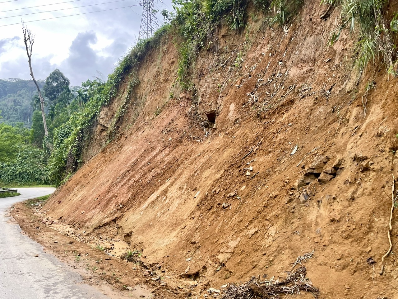 Nhiều điểm trên tuyến đường tiềm ẩn nguy hiểm sạt lở núi. (Ảnh Huy Trường)