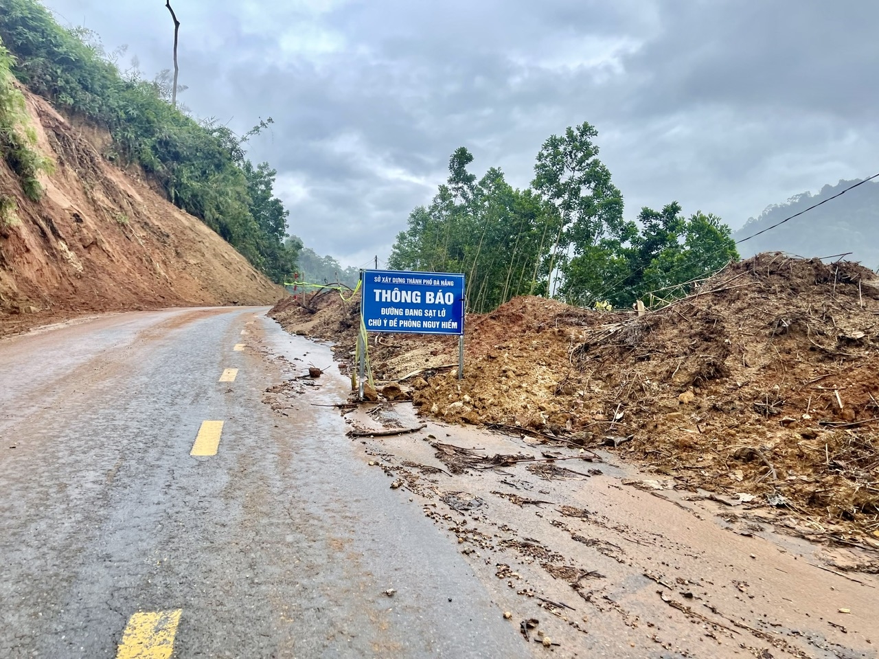 Do thiên tai, sạt lở làm tuyến đường ngày càng xuống cấp. (Ảnh Huy Trường)