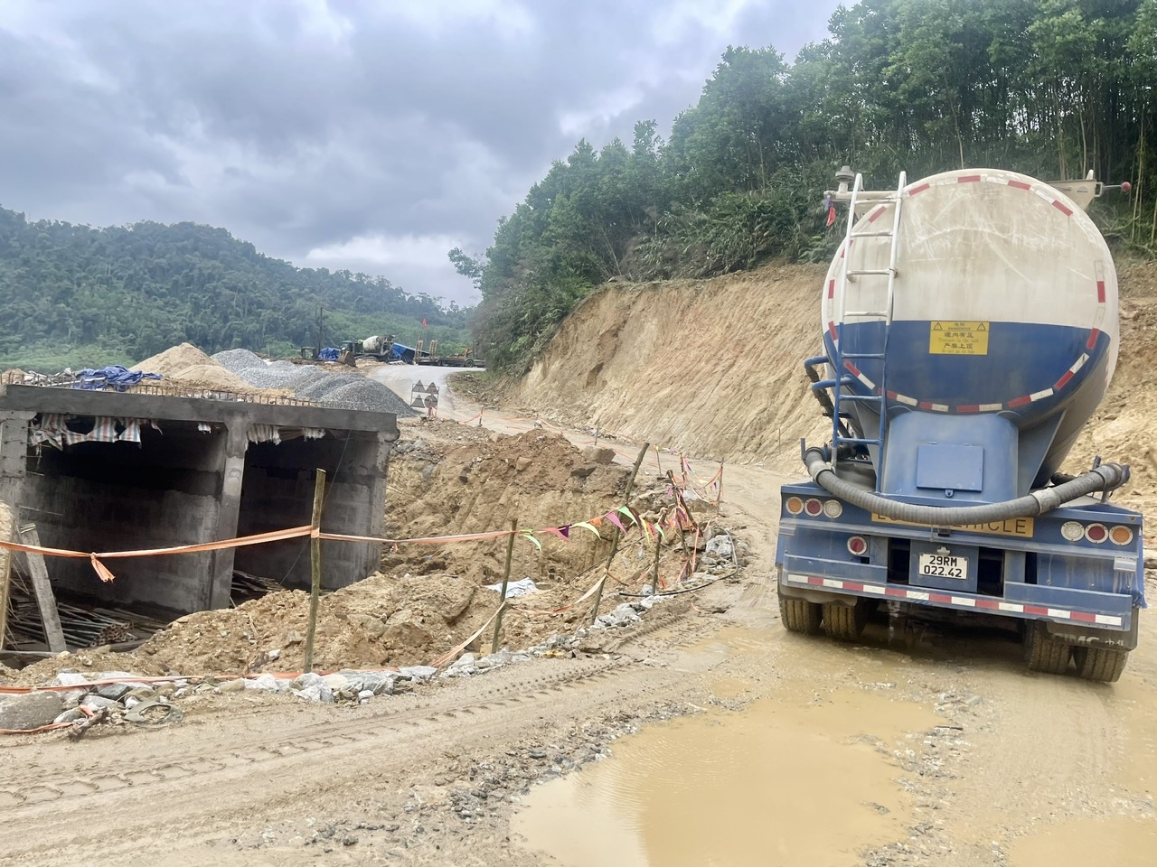 UBND TP. Đà Nẵng giao Sở Xây dựng làm chủ đầu tư để khẩn trương khắc phục hư hỏng trên tuyến Quốc lộ 40B. (Ảnh Huy Trường)