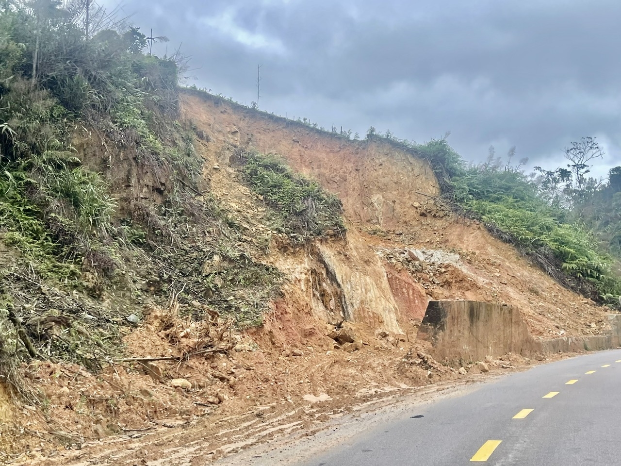 Hàng loạt điểm sạt lở trên Quốc lộ 40B. (Ảnh Huy Trường)