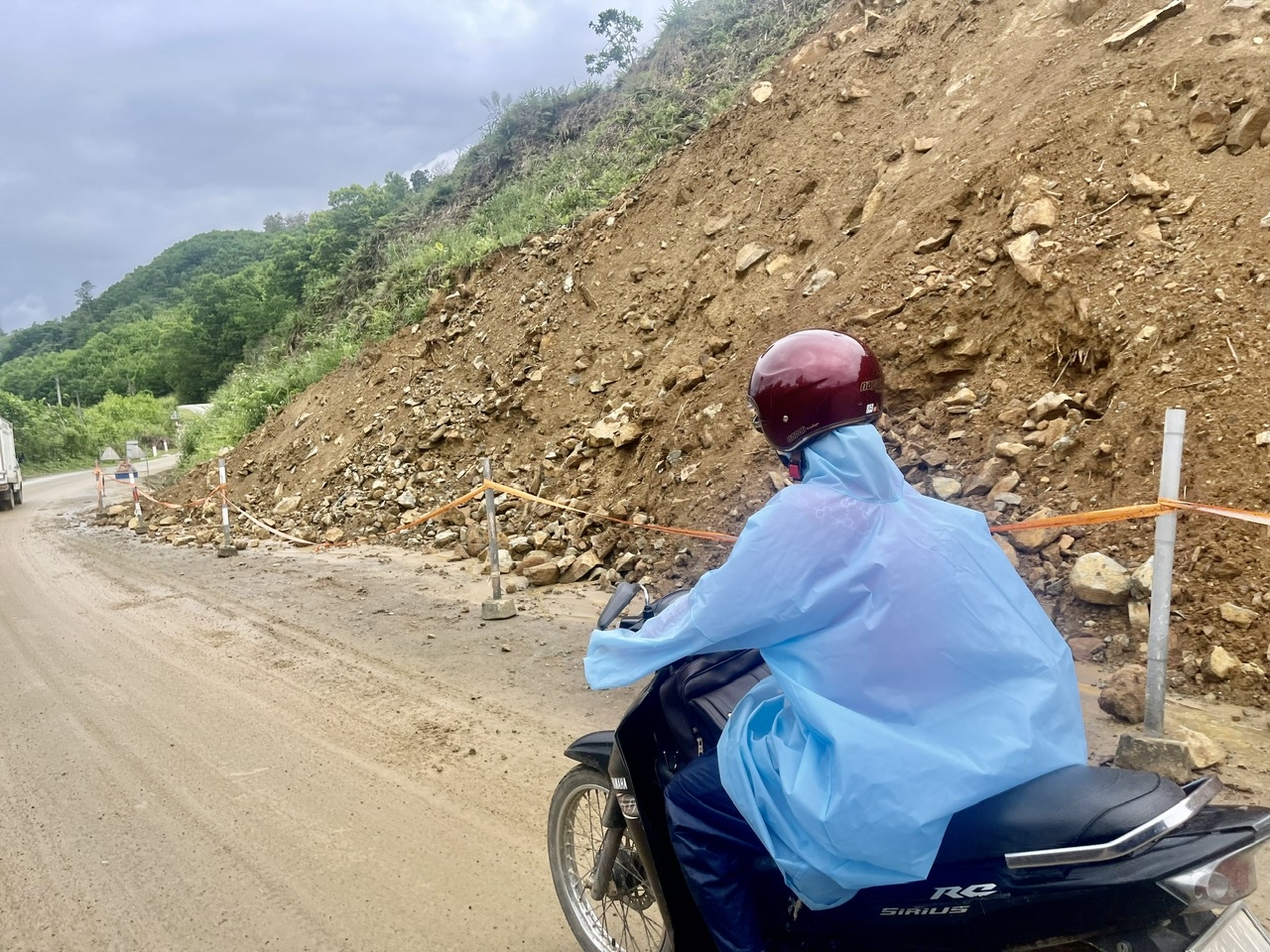 Quốc lộ 40B là tuyến huyết mạch lên các xã miền núi. (Ảnh Huy Trường)