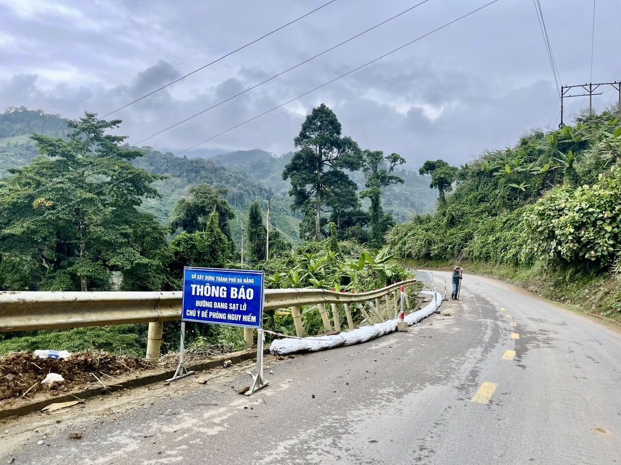 Người dân rất mong tuyến đường nhanh chóng được sửa chữa, nâng cấp để thuận lợi đi lại. (Ảnh Huy Trường)