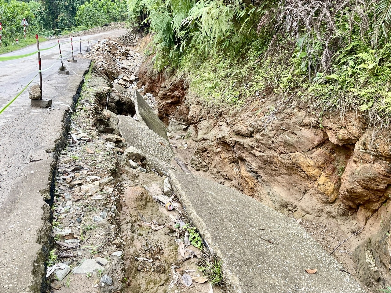 Đoạn qua xã miền núi Trà Tập, lề đường bị bong tróc, bê tông đứt gãy. (Ảnh Huy Trường)