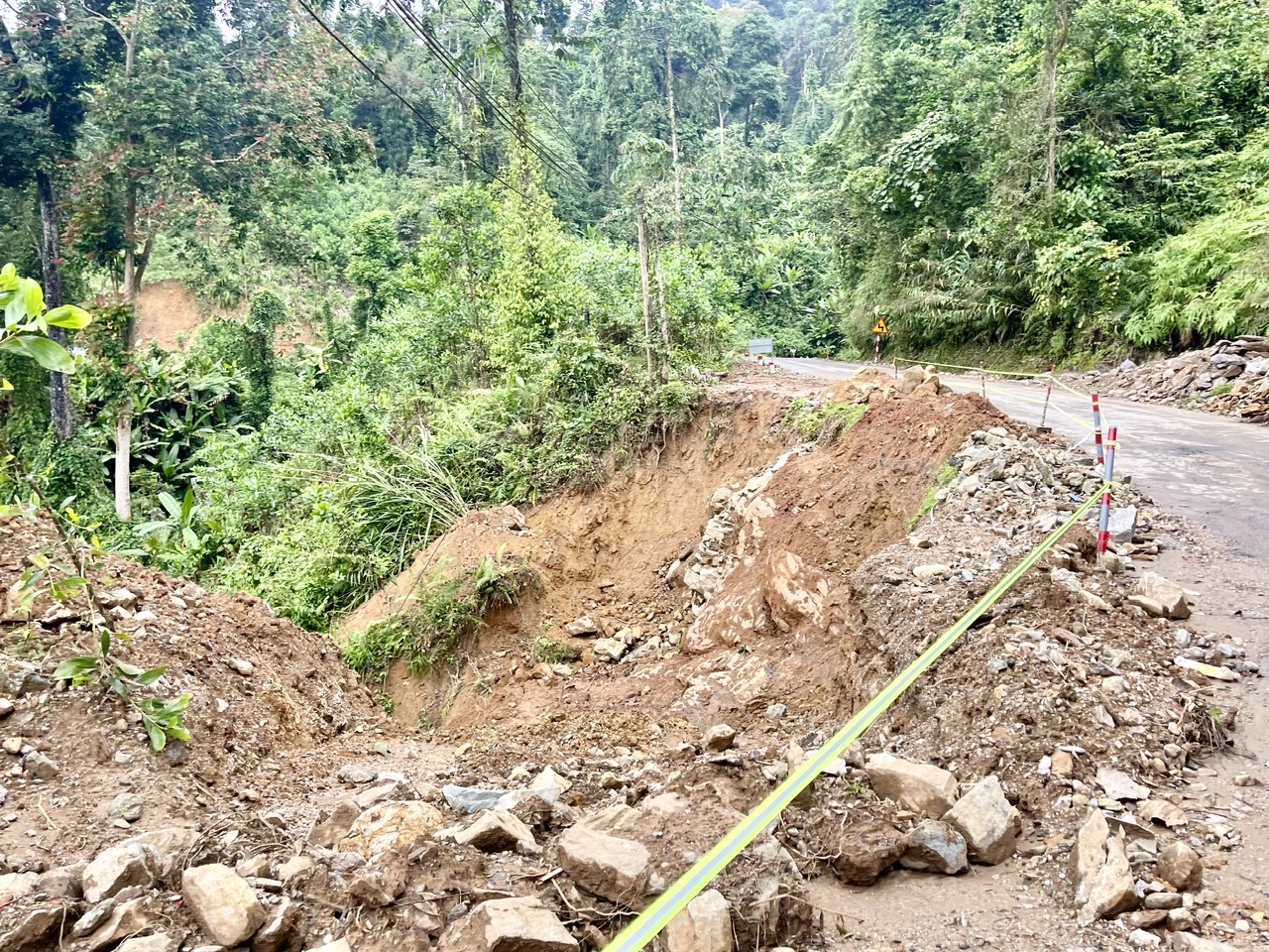Sạt lở làm taluy âm bị khoét sâu, tạo thành vực thẳm. (Ảnh Huy Trường)