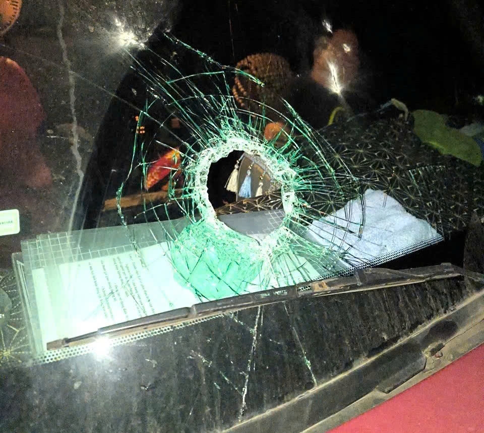 Nhiều xe ô tô đã bị vỡ kính khi đang lưu thông trên cao tốc Bắc - Nam đoạn qua Quảng Trị (Ảnh: Đ.T)