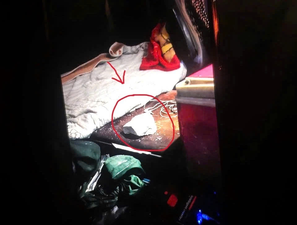 Một viên đá to còn bay cả vào ca bin xe (Ảnh: Đ.T)