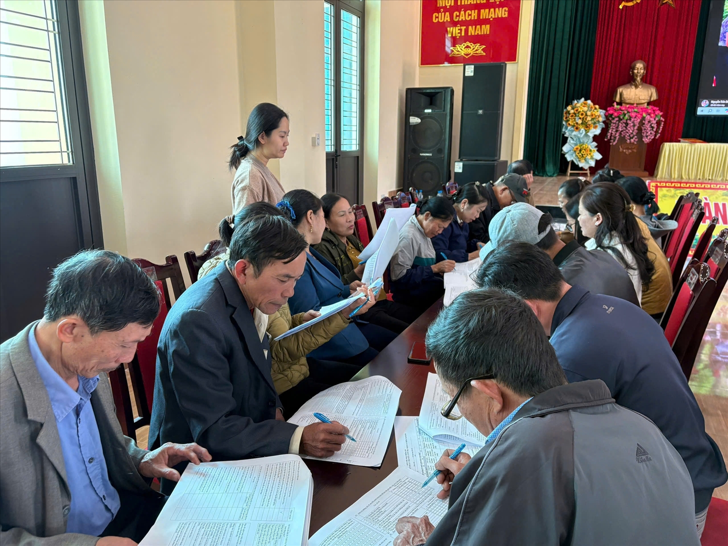  Các hộ dân tại xã Bình Định ký xác nhận các thông tin cung cấp cho đoàn đánh giá dự án