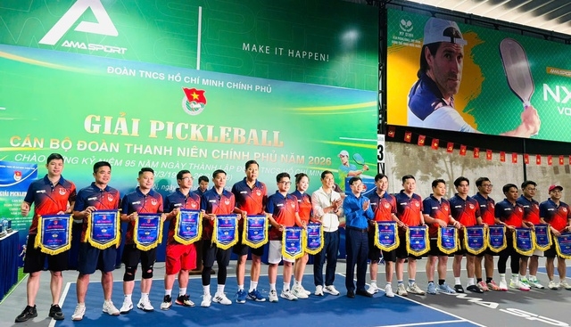 Phó Trưởng ban Thường trực Ban Tổ chức Đảng uỷ Chính phủ Võ Thành Nam và Bí thư Đoàn Thanh niên Chính phủ Bùi Hoàng Tùng trao cờ lưu niệm cho các đơn vị tham gia