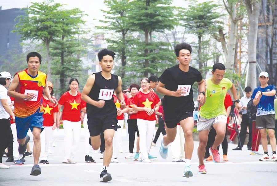 Các vận động viên tham gia Ngày chạy Olympic 2026 - Vì sức khỏe toàn dân tại phường Phú Thượng.(Hà Nội).Ảnh: ITN