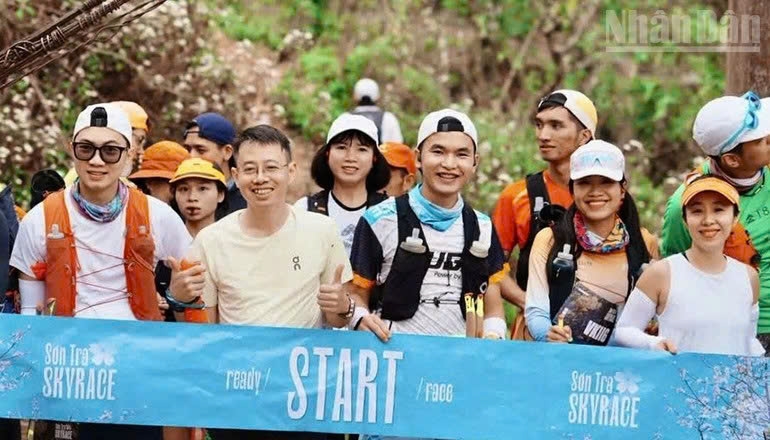 Các vận động viên tham gia giải leo núi “Sơn tra Sky Race” 2026 chuẩn bị xuất phát.Ảnh: Báo Nhân Dân
