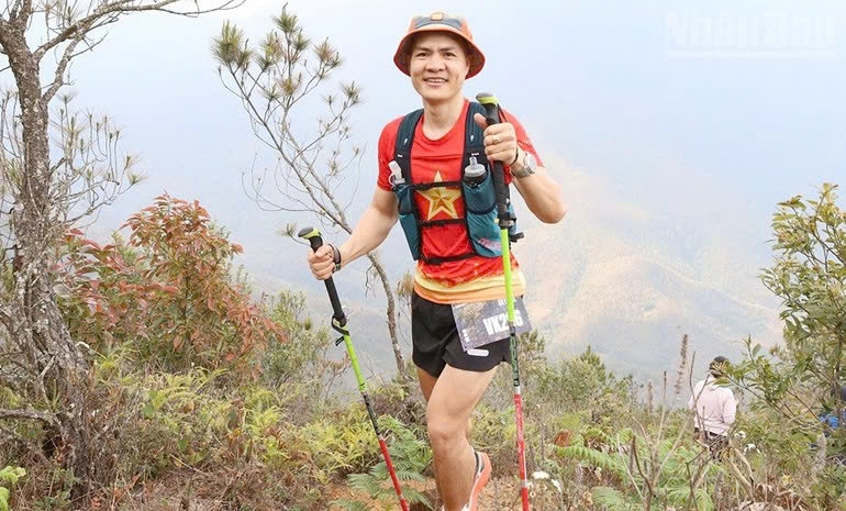 Một vận động viên nam chinh phục cung đường dốc tại giải leo núi “Sơn tra SkyRace” 2026. Ảnh: Báo Nhân Dân