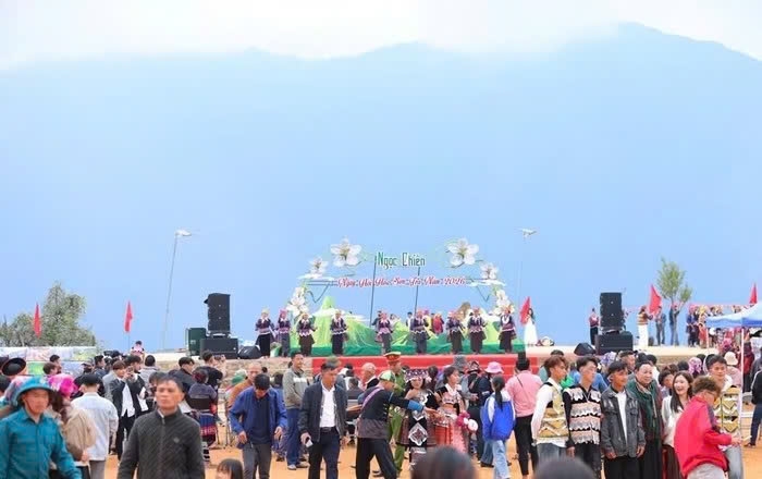 Ngày hội nhằm quảng bá vẻ đẹp mùa hoa sơn tra, giới thiệu bản sắc văn hóa các dân tộc góp phần thu hút du khách đến trải nghiệm. Ảnh: ITN