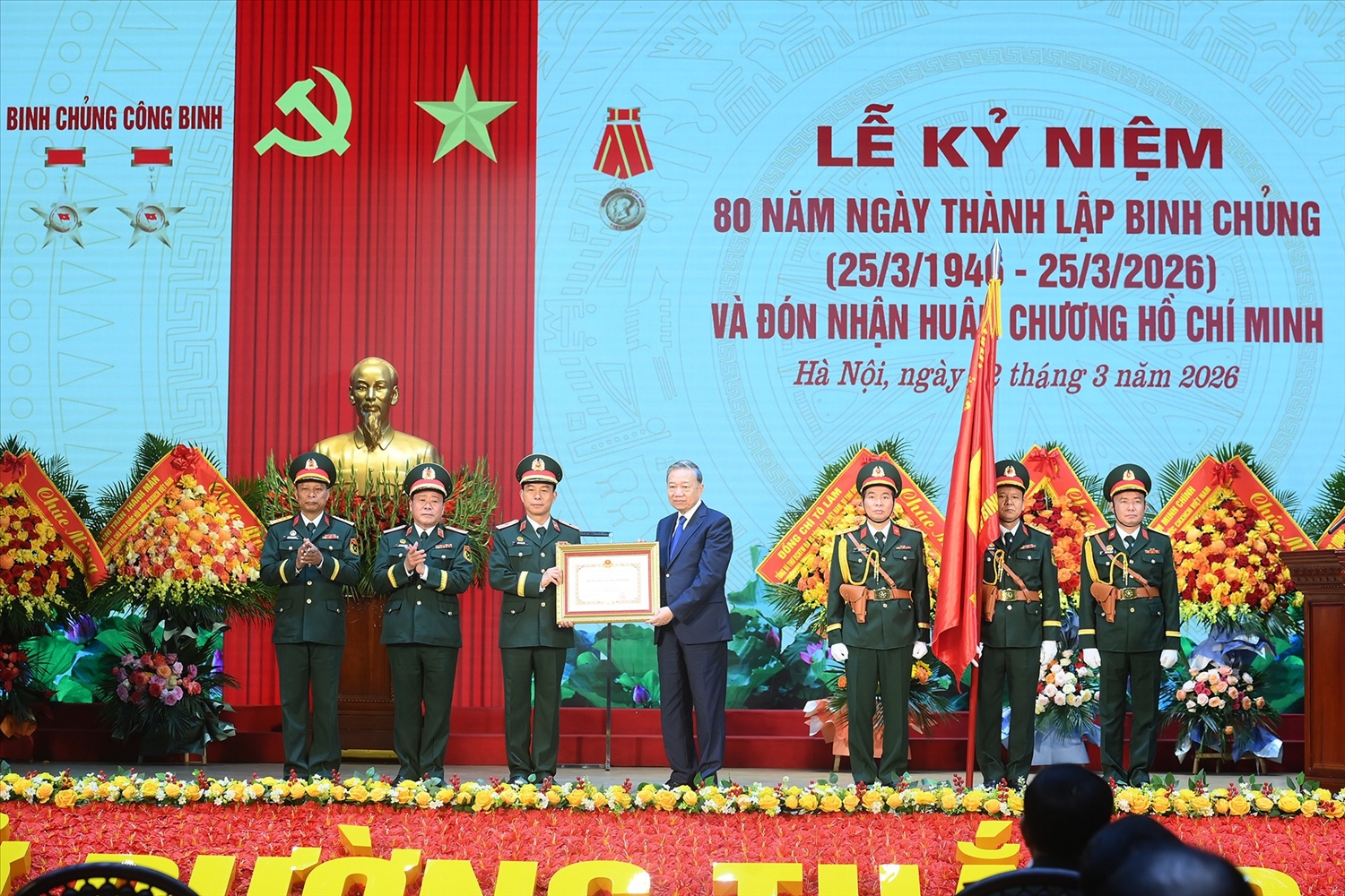 Tổng Bí thư Tô Lâm với lãnh đạo Bộ Quốc phòng và Binh chủng Công binh. (Ảnh: ĐĂNG KHOA)