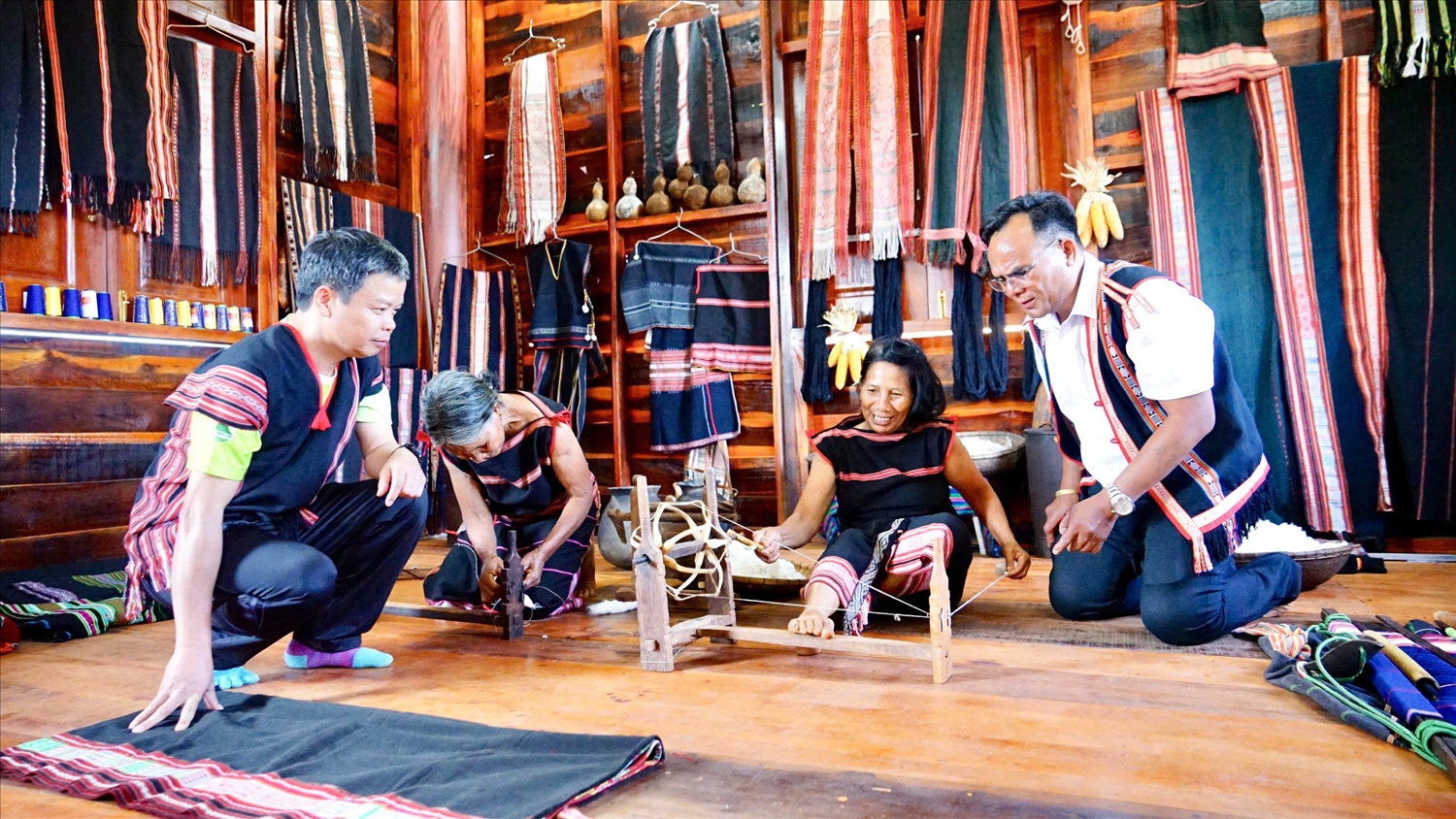 Phó Chủ tịch UBND tỉnh Nguyễn Hữu Quế tìm hiểu về nghề dệt thổ cẩm truyền thống của bà con làng Kép 1