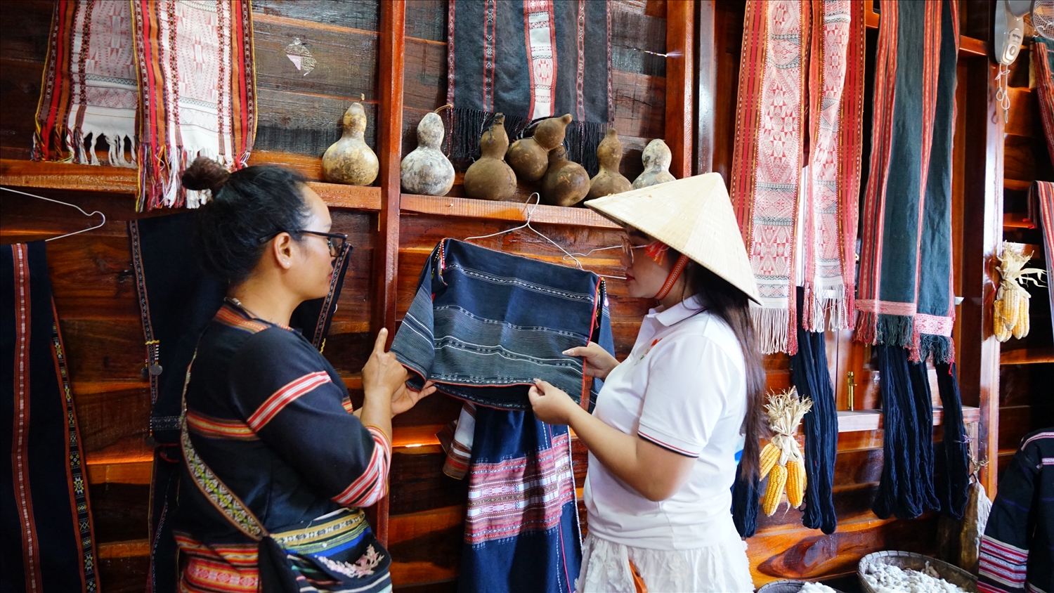 Làng du lịch cộng đồng Ia Mơ Nông thu hút đông đảo khách tham gia trải nghiệm, tìm hiểu