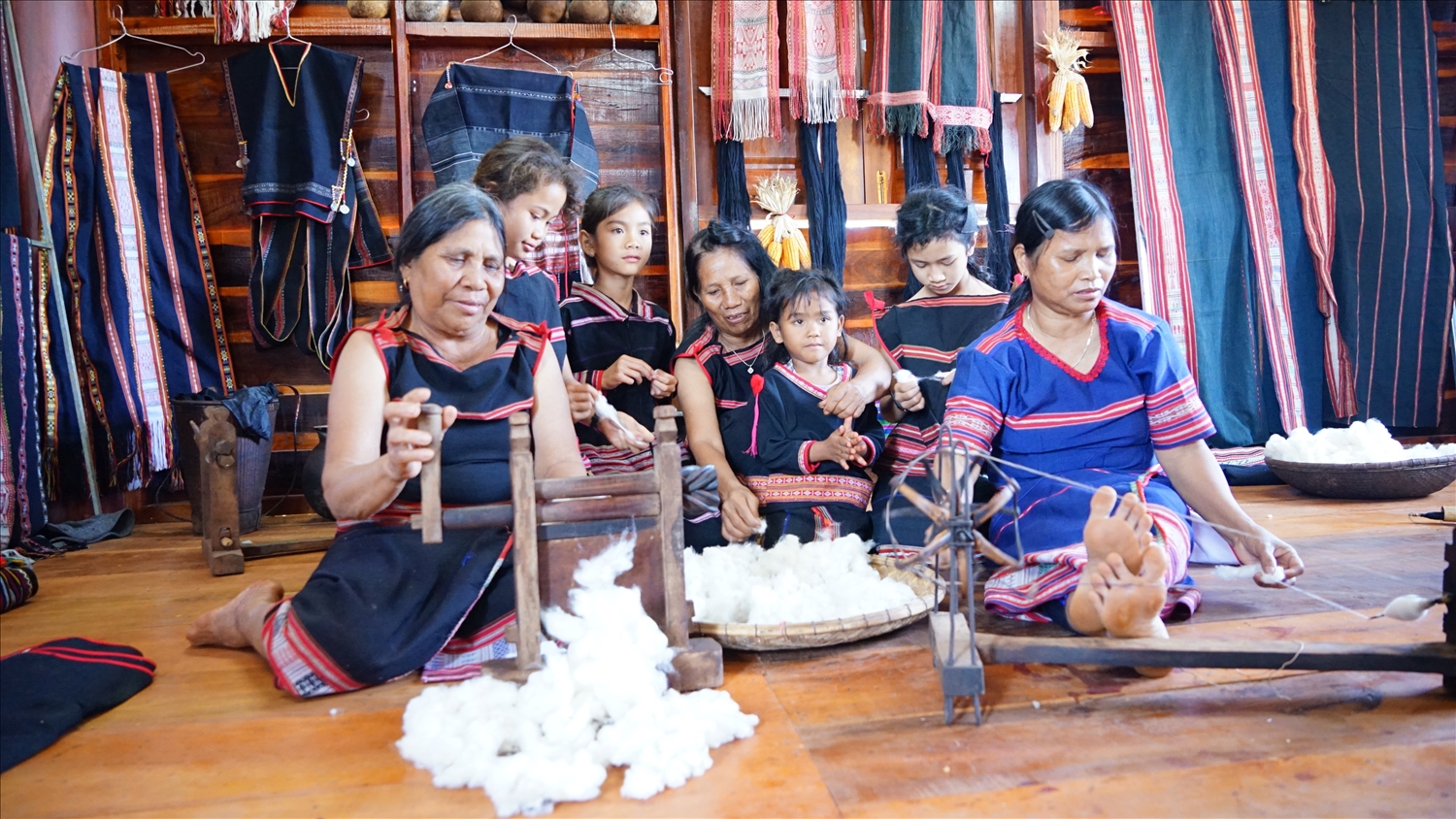 Bà con Gia Rai se bông, dệt vải trong ngôi nhà sàn mới