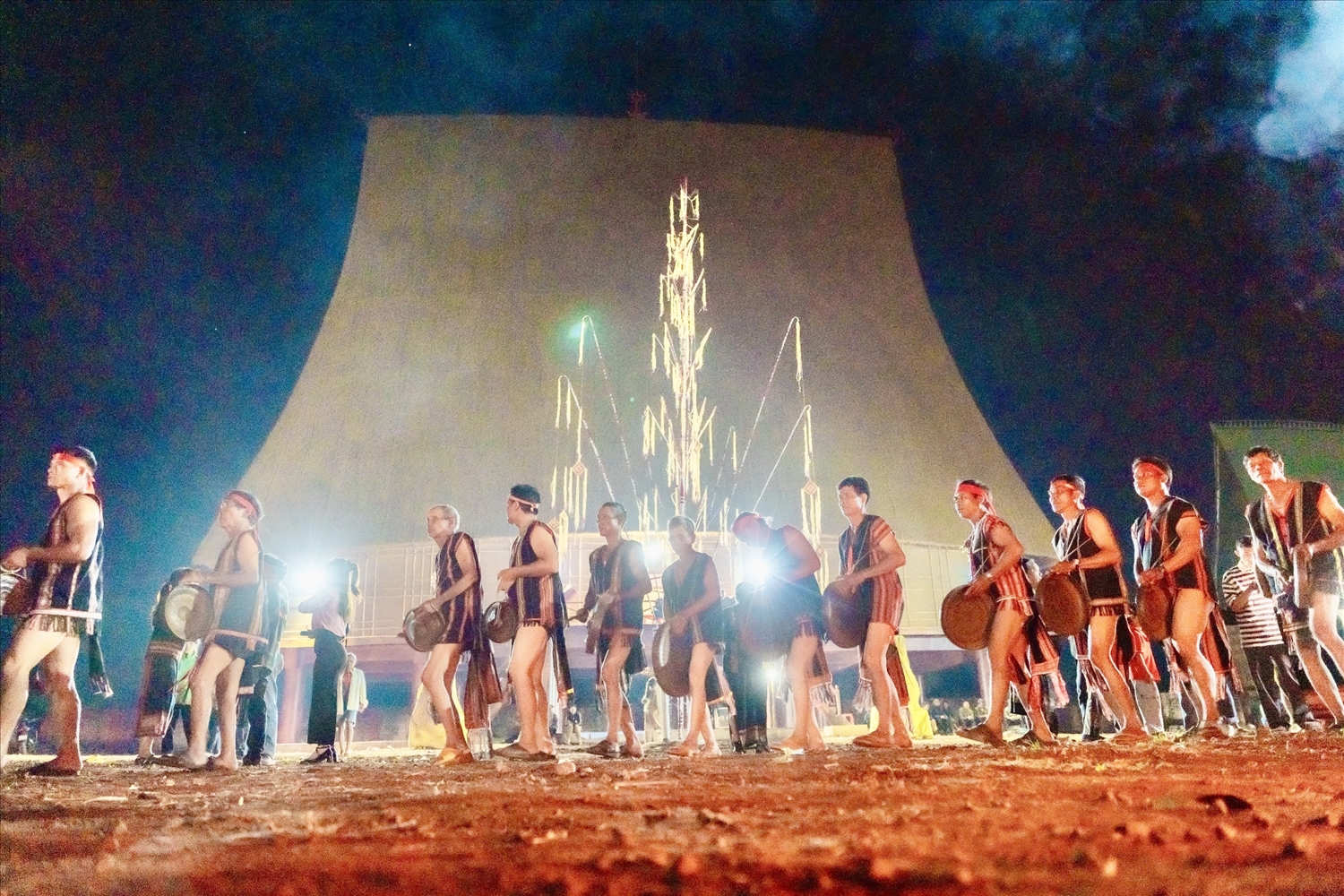 Các chàng trai Gia Rai đánh cồng chiêng mừng nhà rông mới