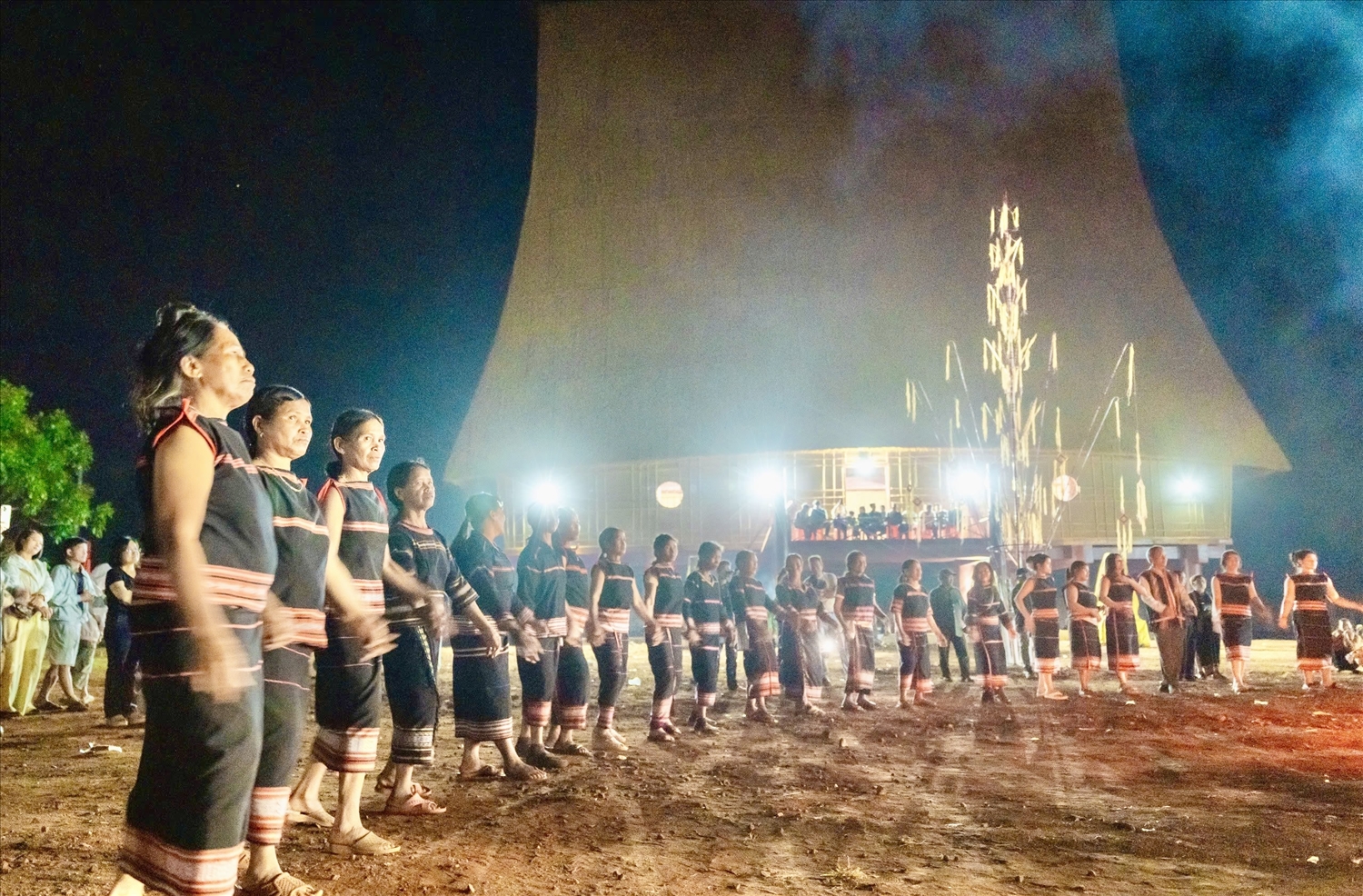 Chị em phụ nữ hân hoan múa xoang theo tiếng cồng chiêng rộn ràng