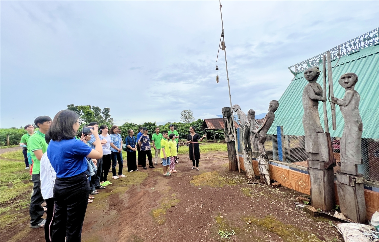 Đông đảo du khách tham quan, tìm hiểu về tượng nhà mồ của đồng bào Gia Rai