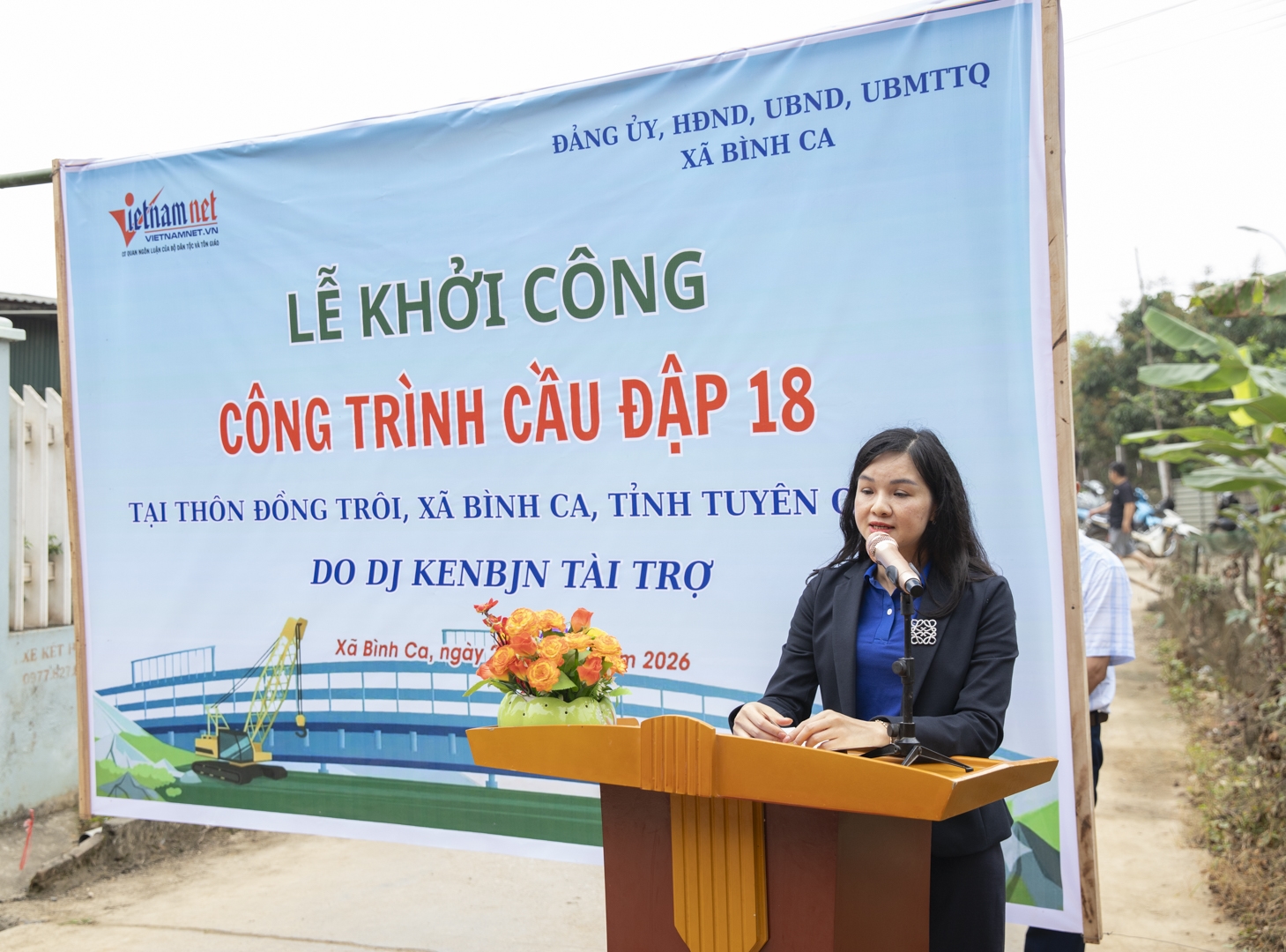 Bà Phạm Thị Thanh Huyền, Bí thư Đoàn Thanh niên Báo VietNamNet phát biểu tại lễ khởi công