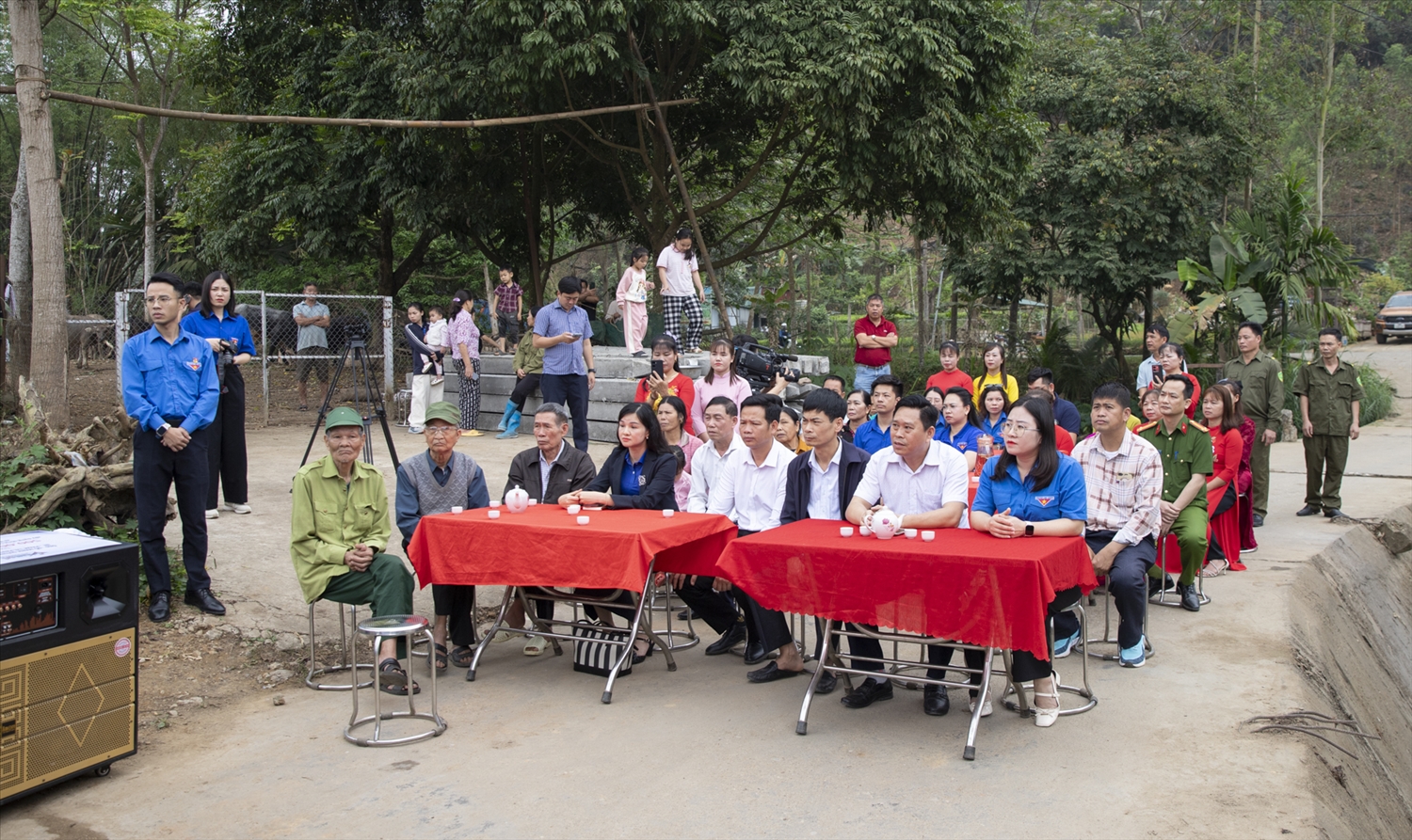 Quang cảnh lễ khởi công Công trình cầu Đập 18, thôn Đồng Trôi, xã Bình Ca