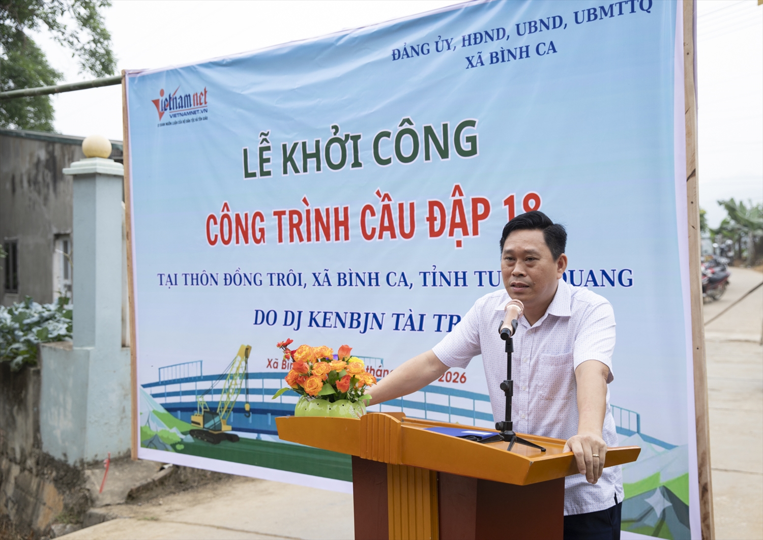 Ông Lý Mạnh Luật, Phó Chủ tịch UBND xã Bình Ca phát biểu tại lễ khởi công