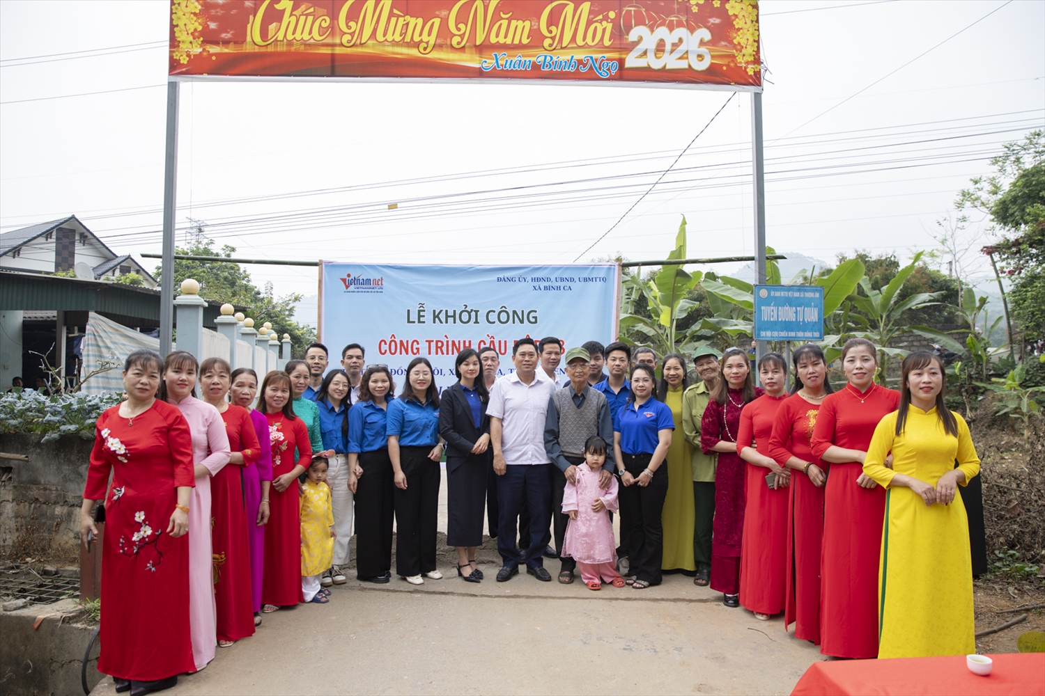 Các đại biểu chụp ảnh lưu niệm tại lễ khởi công