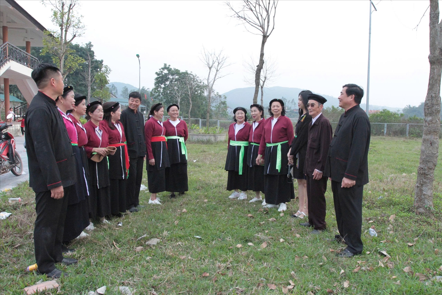 Nhà gái sẽ tổ chức hát đố để thử tài ứng đối của nhà trai