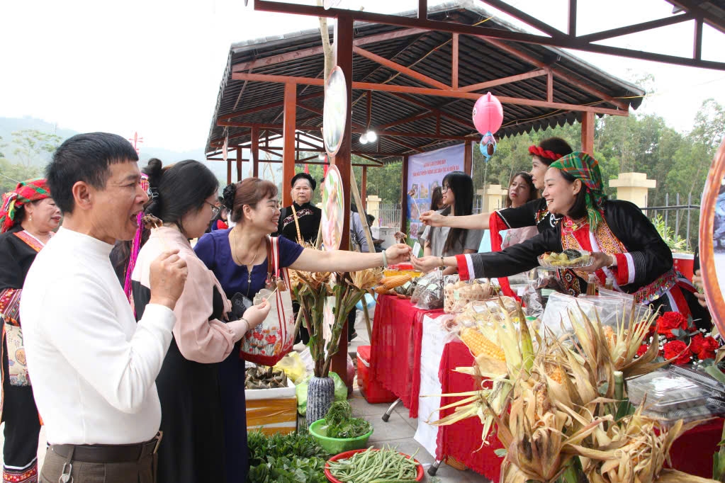 Không gian chợ phiên Hà Lâu thu hút đông đảo người dân và du khách 