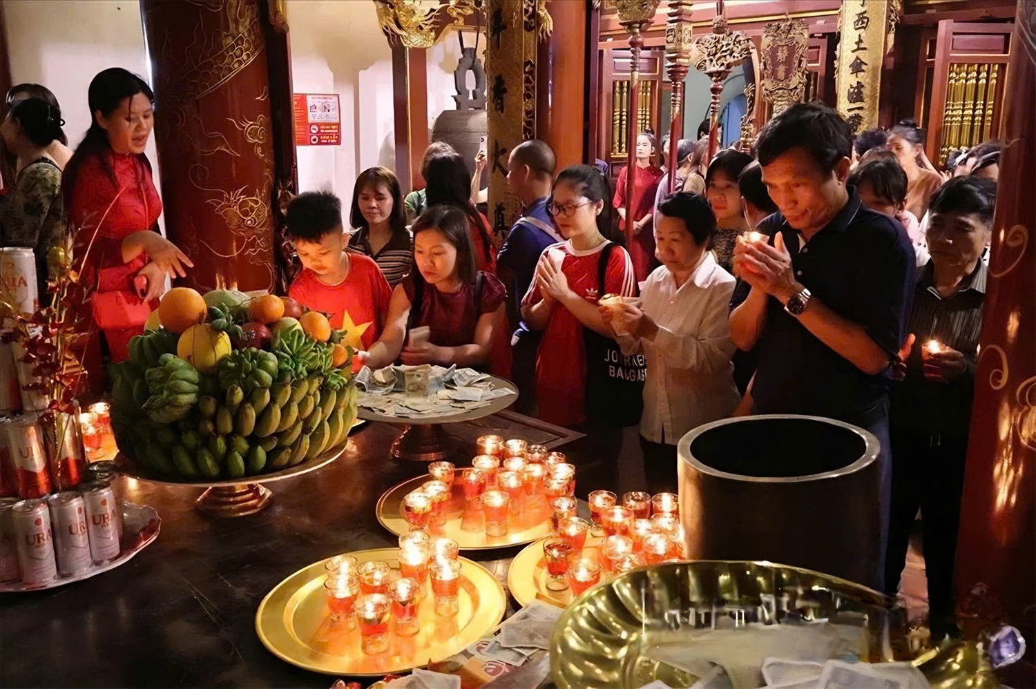 Du khách thực hành tín ngưỡng thờ cúng Hùng Vương tại Đền Thượng. Ảnh: Báo Phú Thọ