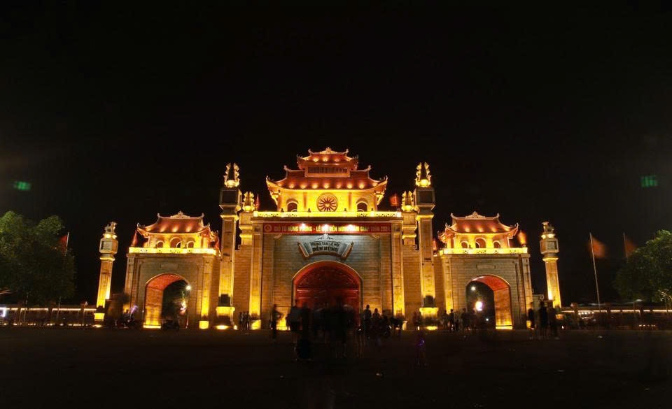 Cổng đền rực sáng, điểm nhấn kiến trúc trong đêm. Ảnh: Mai Mai/Vietnam+ 