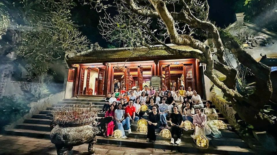 Đền Hùng một điểm đến tâm linh quen thuộc vào dịp lễ hội, nhưng khi được tổ chức vào buổi tối, nơi đây lại có thêm sức hút mới. Ảnh: Mai Mai/Vietnam+