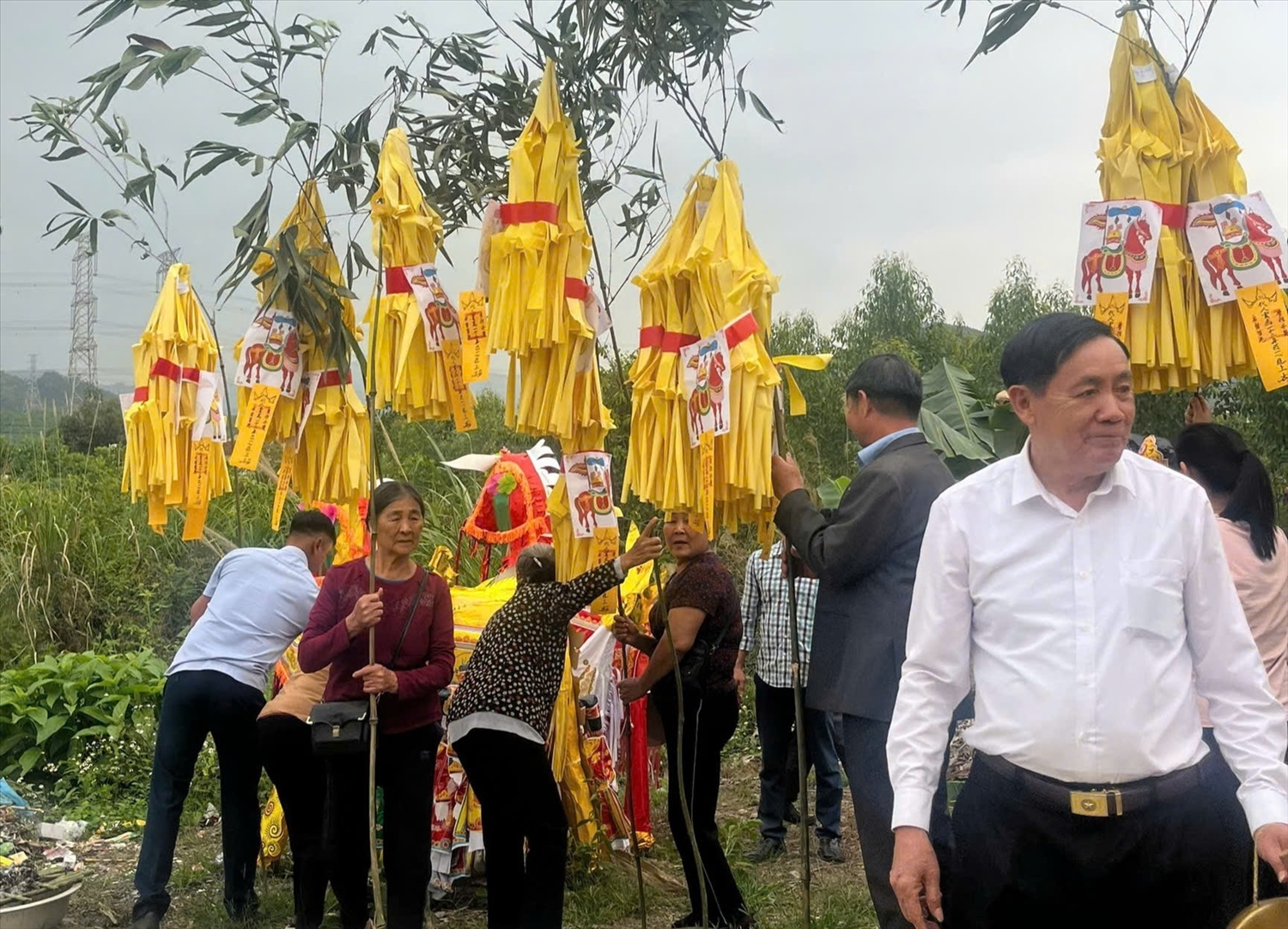 Nghi lễ cầu may của người Sán Dìu được chuẩn bị chu đáo, đầy đủ hiện vật