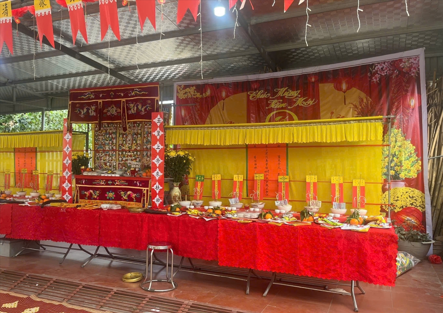 Không gian nghi lễ cầu may được chuẩn bị cẩn thận, chu đáo